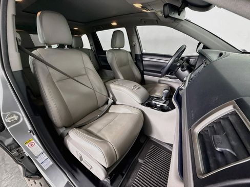Used 2019 Toyota Highlander Limited Platinum AWD/4WD image 29