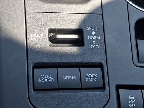 Used 2021 Toyota Highlander XLE AWD/4WD image 26
