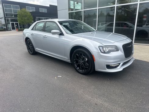 Used 2023 Chrysler 300 Touring L w/ Comfort Group AWD/4WD image 4