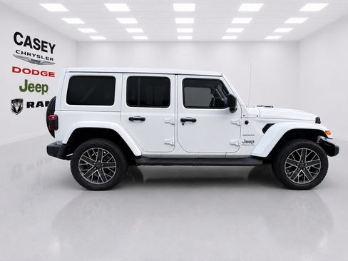 Used 2023 Jeep Wrangler Unlimited Sahara w/ Cold Weather Group AWD/4WD image 11