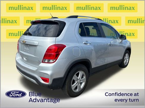 Used 2019 Chevrolet Trax LT w/ LT Convenience Package FWD image 2