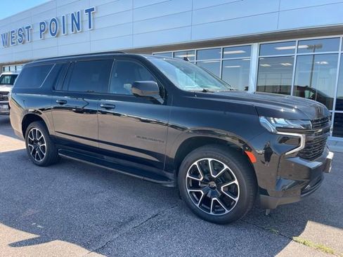 Used 2023 Chevrolet Suburban RST image 2