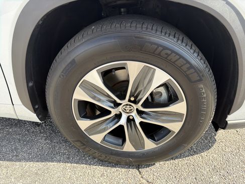 Certified 2025 Toyota Highlander XLE FWD image 24