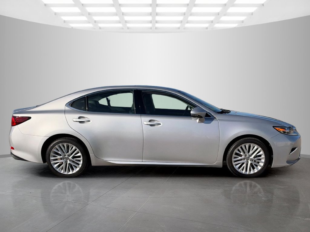 Used 2016 Lexus ES 350 w/ Ultra Luxury Package FWD image 2