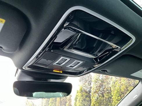 Used 2018 Land Rover Range Rover Velar R-Dynamic SE image 16