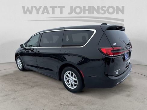 Used 2024 Chrysler Pacifica Touring-L image 3