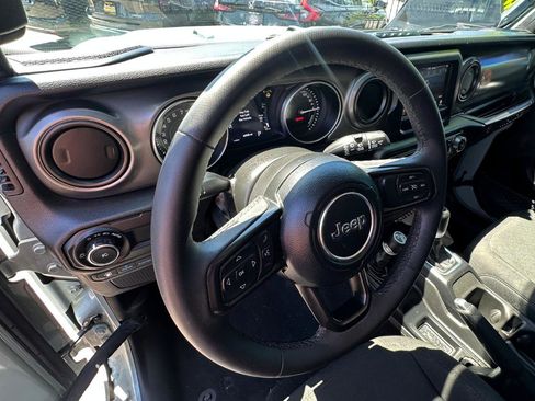Used 2023 Jeep Wrangler Unlimited AWD/4WD image 9