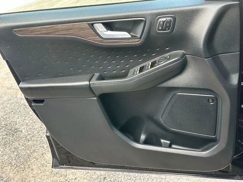 Used 2020 Ford Escape Titanium image 32