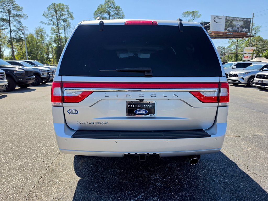 Used 2017 Lincoln Navigator Select RWD image 3