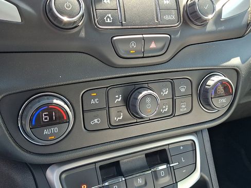Used 2022 GMC Terrain SLT w/ Infotainment Package II AWD/4WD image 17