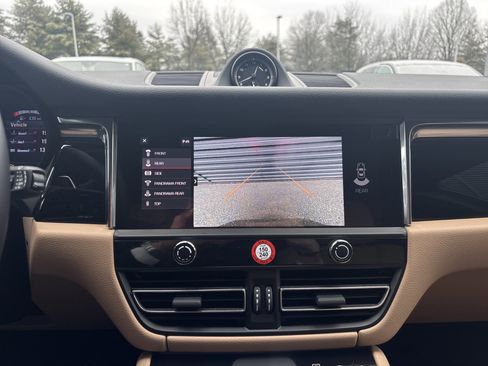 Certified 2025 Porsche Macan image 19