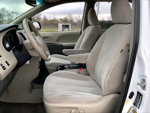 Used 2014 Toyota Sienna LE image 8