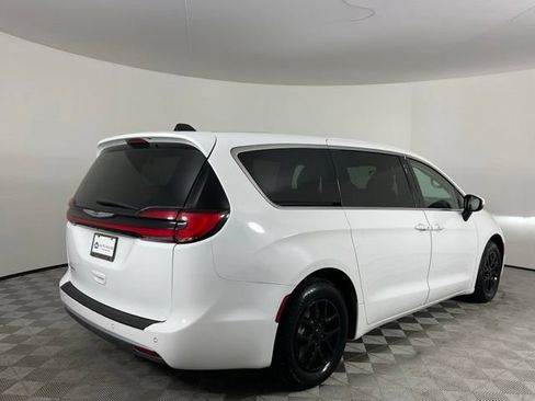 Used 2023 Chrysler Pacifica Touring-L FWD image 5