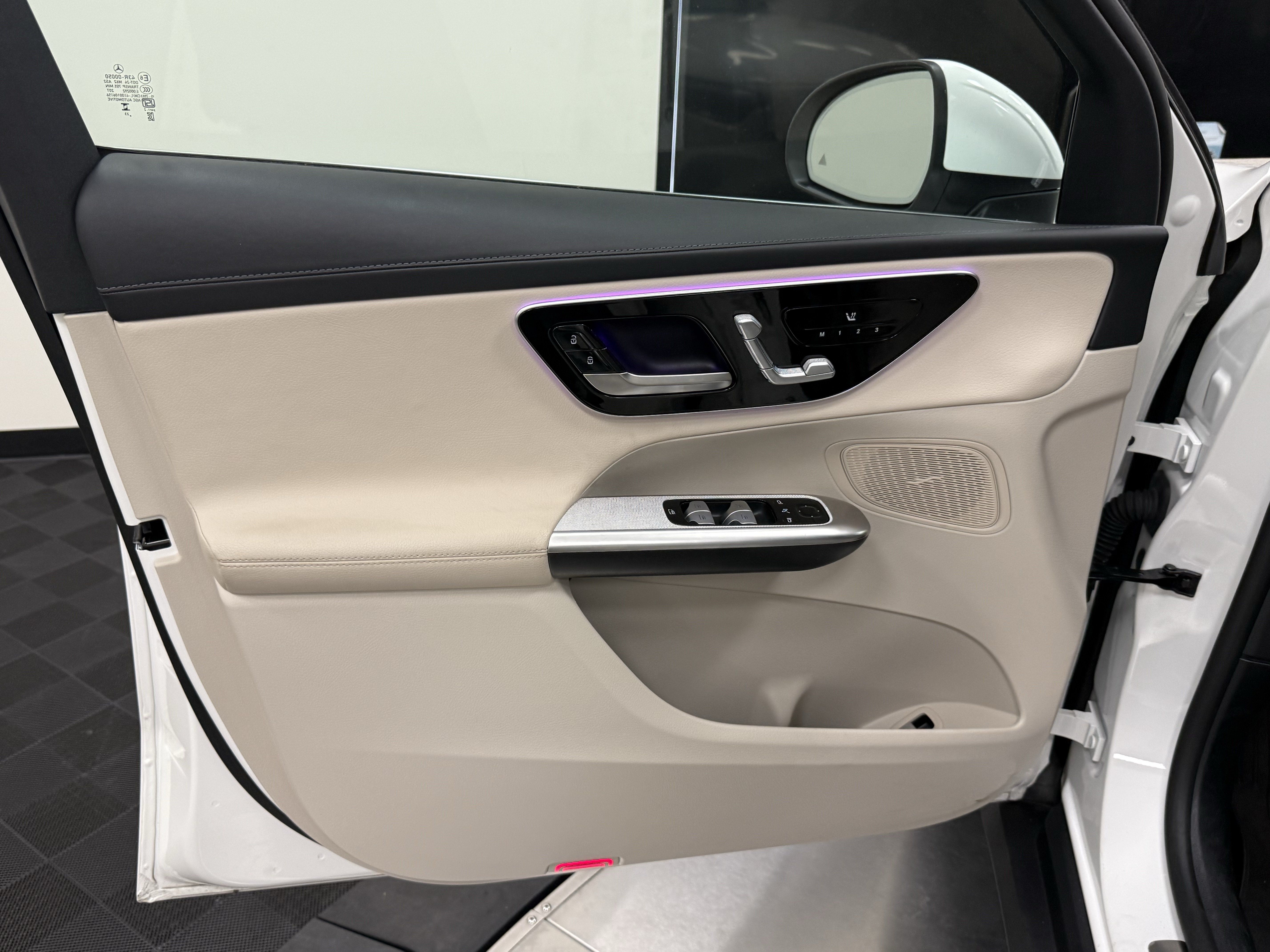 Used 2024 Mercedes-Benz GLC 300 4MATIC image 11