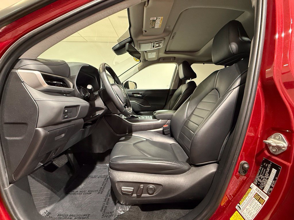 Used 2022 Toyota Highlander XLE AWD/4WD image 13