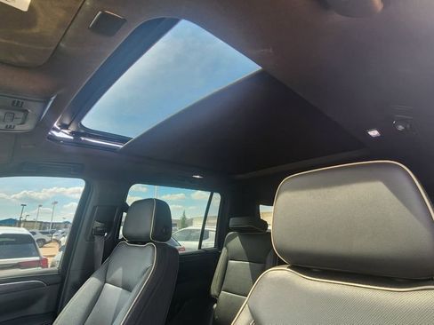 Used 2023 GMC Yukon XL SLT AWD/4WD image 15