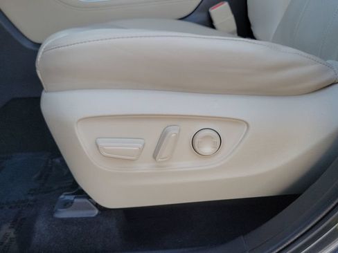 Used 2025 Toyota Highlander Limited FWD image 16