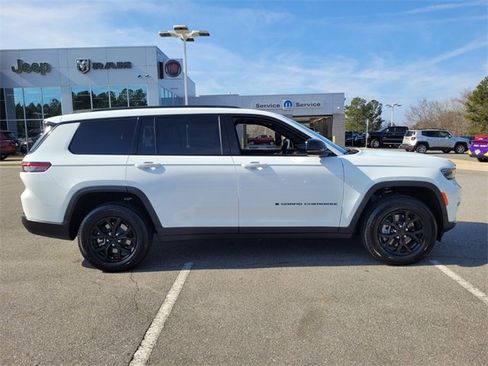 New 2024 Jeep Grand Cherokee L Altitude image 17