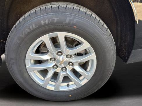 Used 2024 Chevrolet Suburban LT image 34