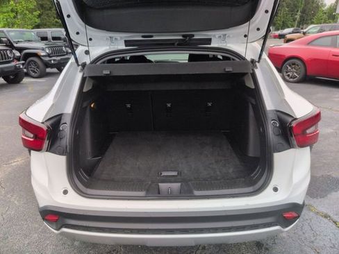 Used 2025 Chevrolet Trax LT w/ LT Convenience Package FWD image 29