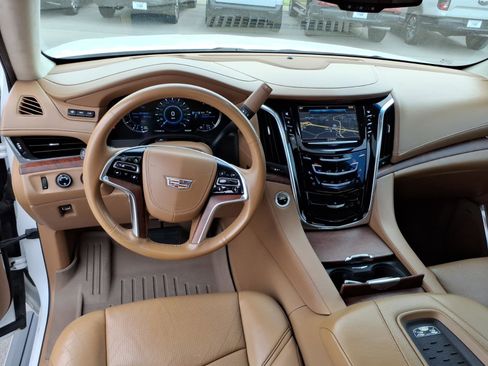 Used 2016 Cadillac Escalade Platinum AWD/4WD image 17