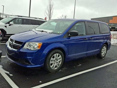 Used 2019 Dodge Grand Caravan SE w/ UConnect Hands-Free Group image 2