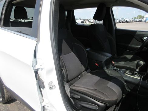 Used 2015 Jeep Cherokee Latitude w/ Cold Weather Group FWD image 20