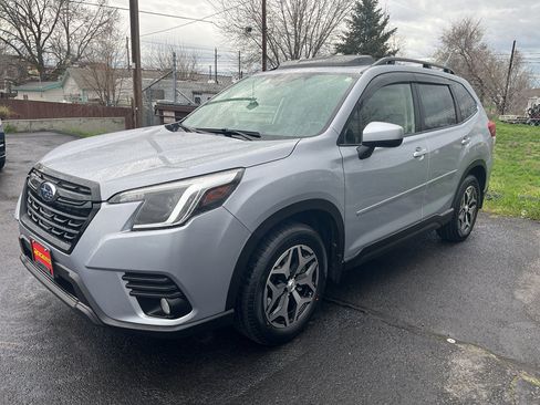 Used 2023 Subaru Forester Premium image 1