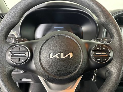 Used 2025 Kia Soul LX w/ LX Technology Package FWD image 13