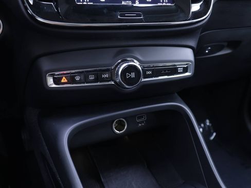 Used 2019 Volvo XC40 T5 Momentum image 12