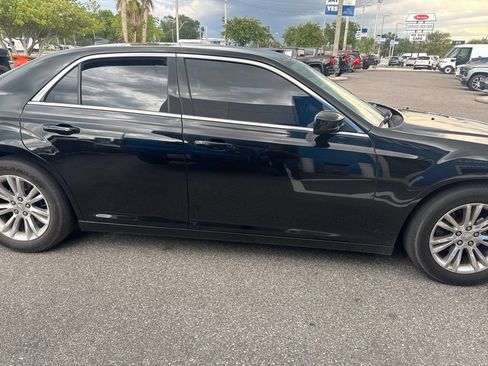 Used 2018 Chrysler 300 Touring w/ Driver Convenience Group RWD image 4