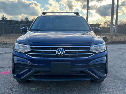 Used 2024 Volkswagen Tiguan SE w/ Panoramic Sunroof Package image 7