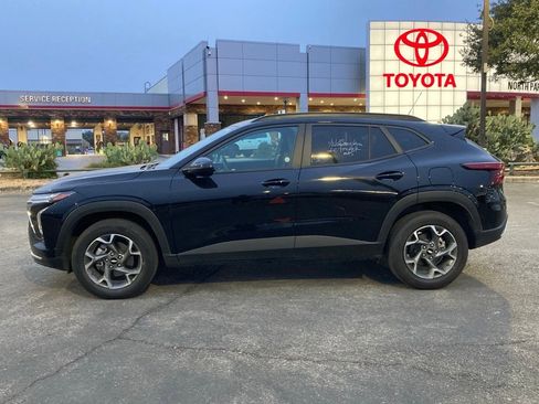 Used 2025 Chevrolet Trax LT w/ LT Convenience Package image 8