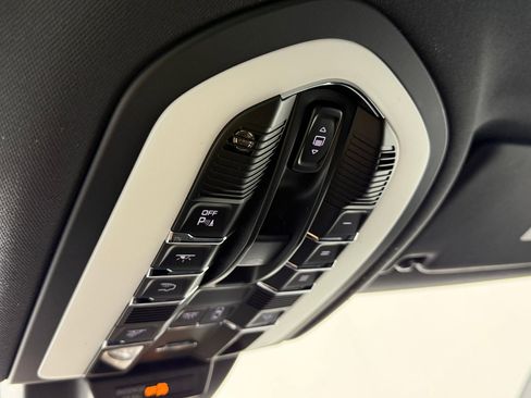 Certified 2026 Porsche Macan AWD/4WD image 23