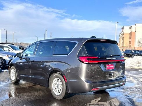 Used 2023 Chrysler Pacifica Touring-L image 7