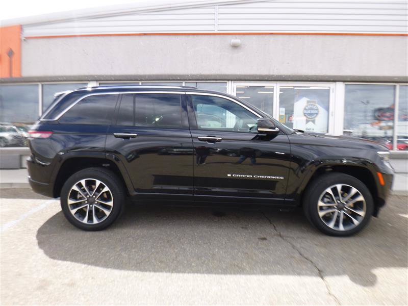 Used 2023 Jeep Grand Cherokee Overland w/ Advanced Protech Group III AWD/4WD image 4
