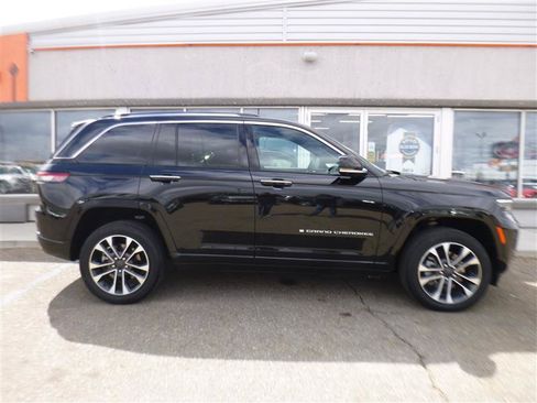 Used 2023 Jeep Grand Cherokee Overland w/ Advanced Protech Group III AWD/4WD image 4
