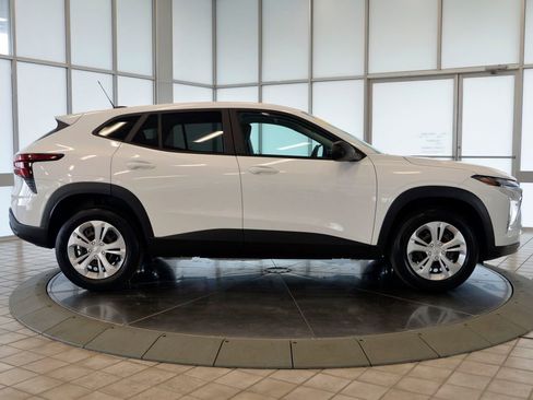 Used 2024 Chevrolet Trax LS w/ Driver Confidence Package FWD image 9