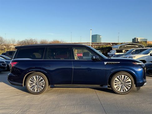 Used 2025 INFINITI QX80 Sensory image 3