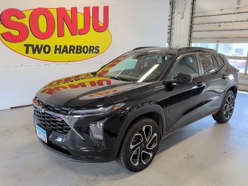 Used 2025 Chevrolet Trax RS w/ Sunroof Package FWD image 1