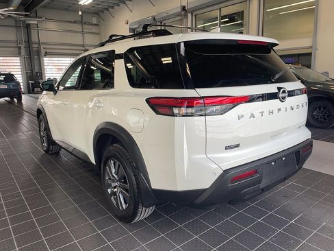 Used 2024 Nissan Pathfinder SV image 15