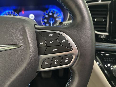 Used 2021 Chrysler Pacifica Touring-L image 19
