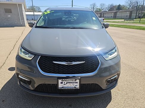 Used 2023 Chrysler Pacifica Touring-L FWD image 12