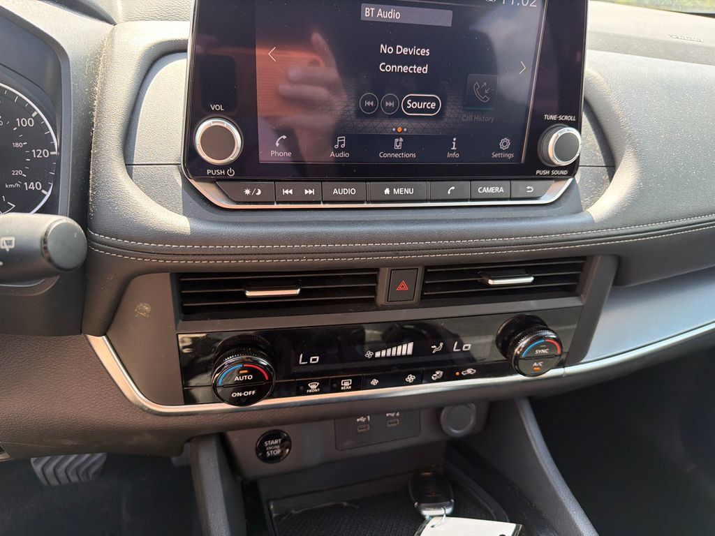 Used 2025 Nissan Rogue SV FWD image 30
