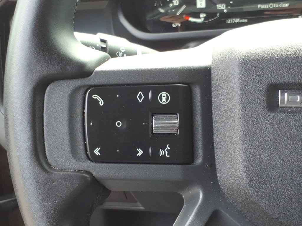 Used 2025 Land Rover Defender 110 X-Dynamic SE AWD/4WD image 22