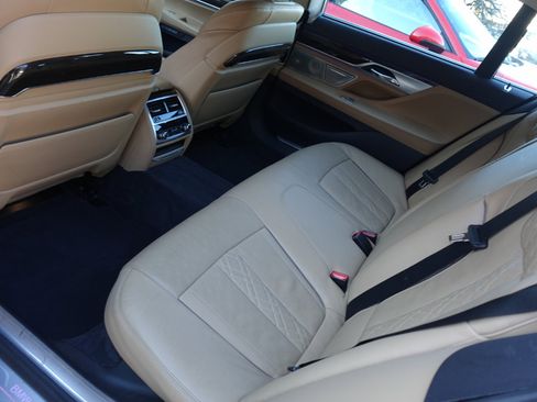 Used 2016 BMW 750i image 10