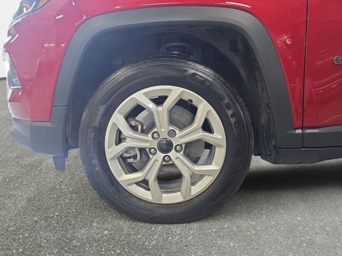 Used 2025 Jeep Compass Latitude AWD/4WD image 32