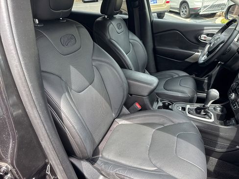 Used 2016 Jeep Cherokee Overland w/ Technology Group AWD/4WD image 32