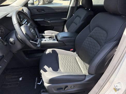 Used 2024 Nissan Pathfinder SV FWD image 10