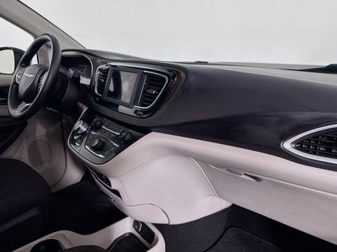 Used 2020 Chrysler Voyager LX FWD image 28